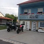 Kekhaz Vendeghaz Écs